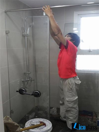 VÁCH TẮM KÍNH 180 ĐỘ CHUNG CƯ NHÀ 2209B 