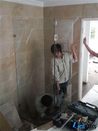 VÁCH TẮM KÍNH 90 ĐỘ TẠI CHUNG CƯ 2312C ANH VIỄN 