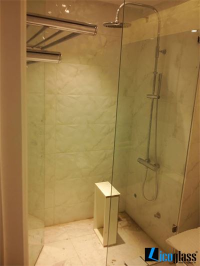 VÁCH TẮM KÍNH 90 ĐỘ CHUNG CƯ 2311C GOLDENLAND
