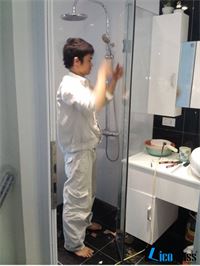 VÁCH TẮM KÍNH 135 ĐỘ TẠI CHUNG CƯ HÀ NỘI 