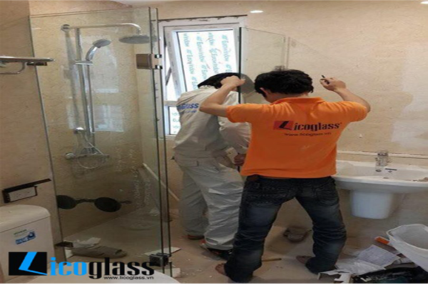 Thay đổi không gian nhà với vách tắm kính cao cấp.