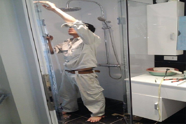Chia sẻ kinh nghiệm làm vách kính tắm